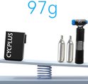 Zwarte CYCPLUS pomp en CO2-cartridges op weegschaal, met tekst "97g".
