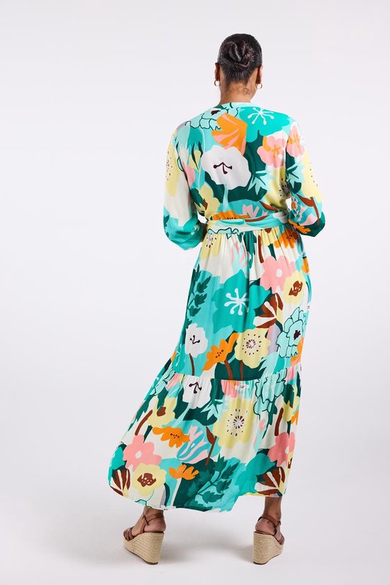 Maxi-jurk met lange mouwen en een veelkleurige bloemenprint. De jurk heeft ruches aan de onderkant en een ceintuur.