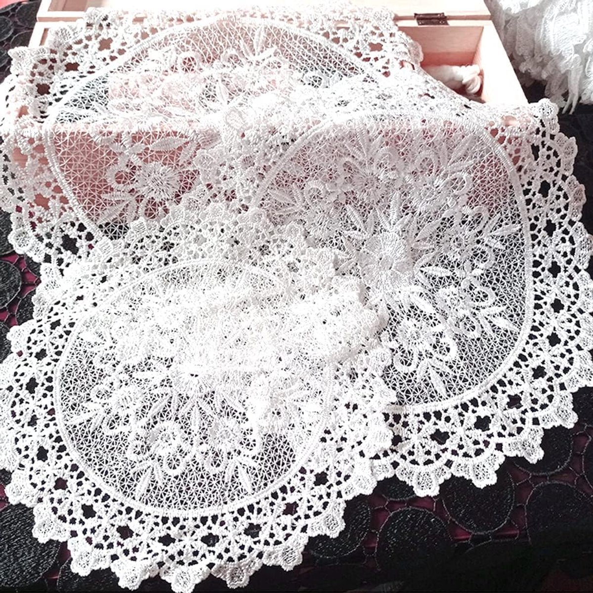 Ronde Placemats - Tafeldecoratie - Feestelijke Tafel - Geborduurd Kant - 25 cm - Wit