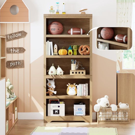 Houten boekenkast met 5 planken, gevuld met speelgoed, boeken en decoraties, in een kinderkamer.