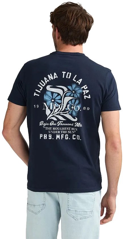 Man met donkerblauw T-shirt, achterkant met grafische print van bloemen en tekst.