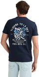 Man met donkerblauw T-shirt, achterkant met grafische print van bloemen en tekst.
