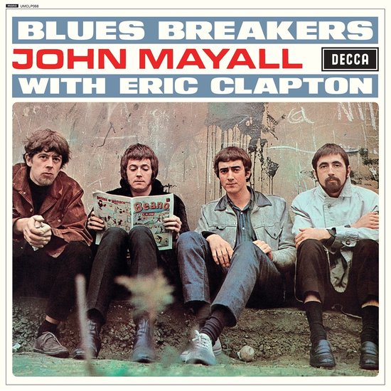 Albumcover met de tekst 'Blues Breakers John Mayall With Eric Clapton'. Vier mannen zitten op een muurtje.