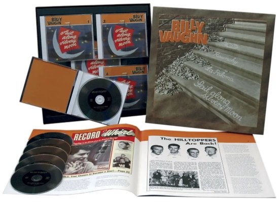 Een boxset met vier cd's van Billy Vaughn. De box bevat een open boek met foto's en tekst, cd's en een cd-hoes.