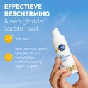 Hand houdt NIVEA SUN 2-in-1 Primer Daily UV Serum vast. Effectieve bescherming, gladde huid.