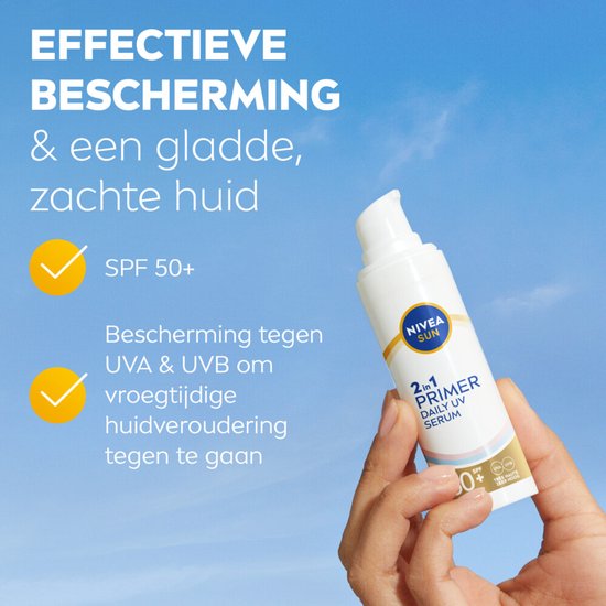 Hand houdt NIVEA SUN 2-in-1 Primer Daily UV Serum vast. Effectieve bescherming, gladde huid.