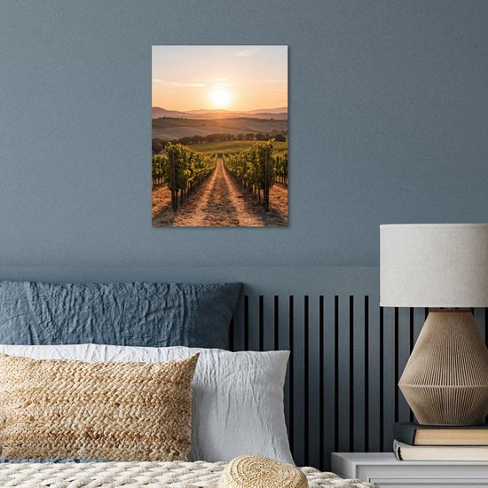 Een poster van een wijngaard bij zonsondergang in een slaapkamer.