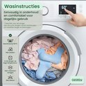 Lichtblauwe, oranje en roze sokken in een wasmachine, met wasinstructies.