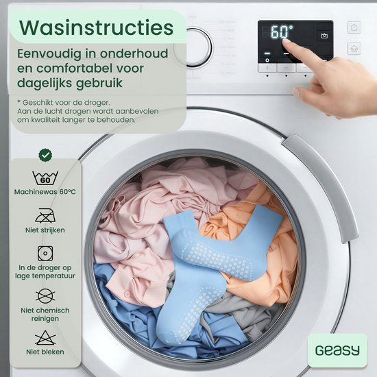 Lichtblauwe, oranje en roze sokken in een wasmachine, met wasinstructies.