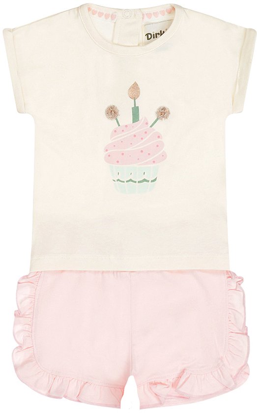 T-shirt crème avec imprimé gâteau et bougie, et short rose pâle à volants.