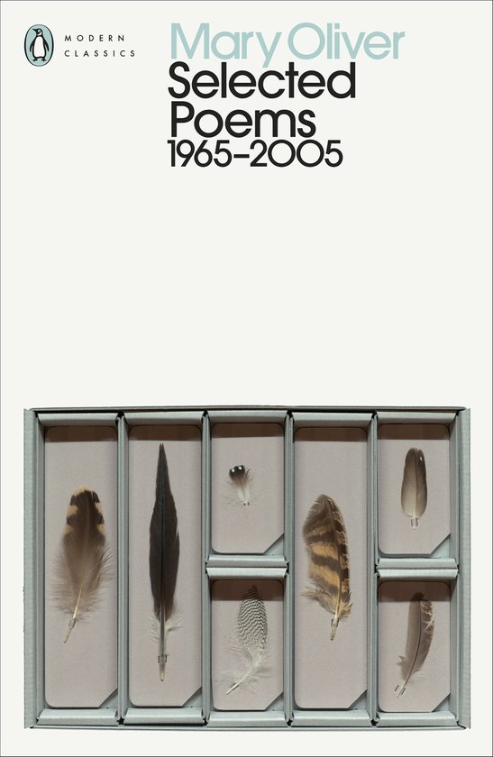 Livre 'Mary Oliver Selected Poems 1965-2005' avec une boîte contenant diverses plumes.