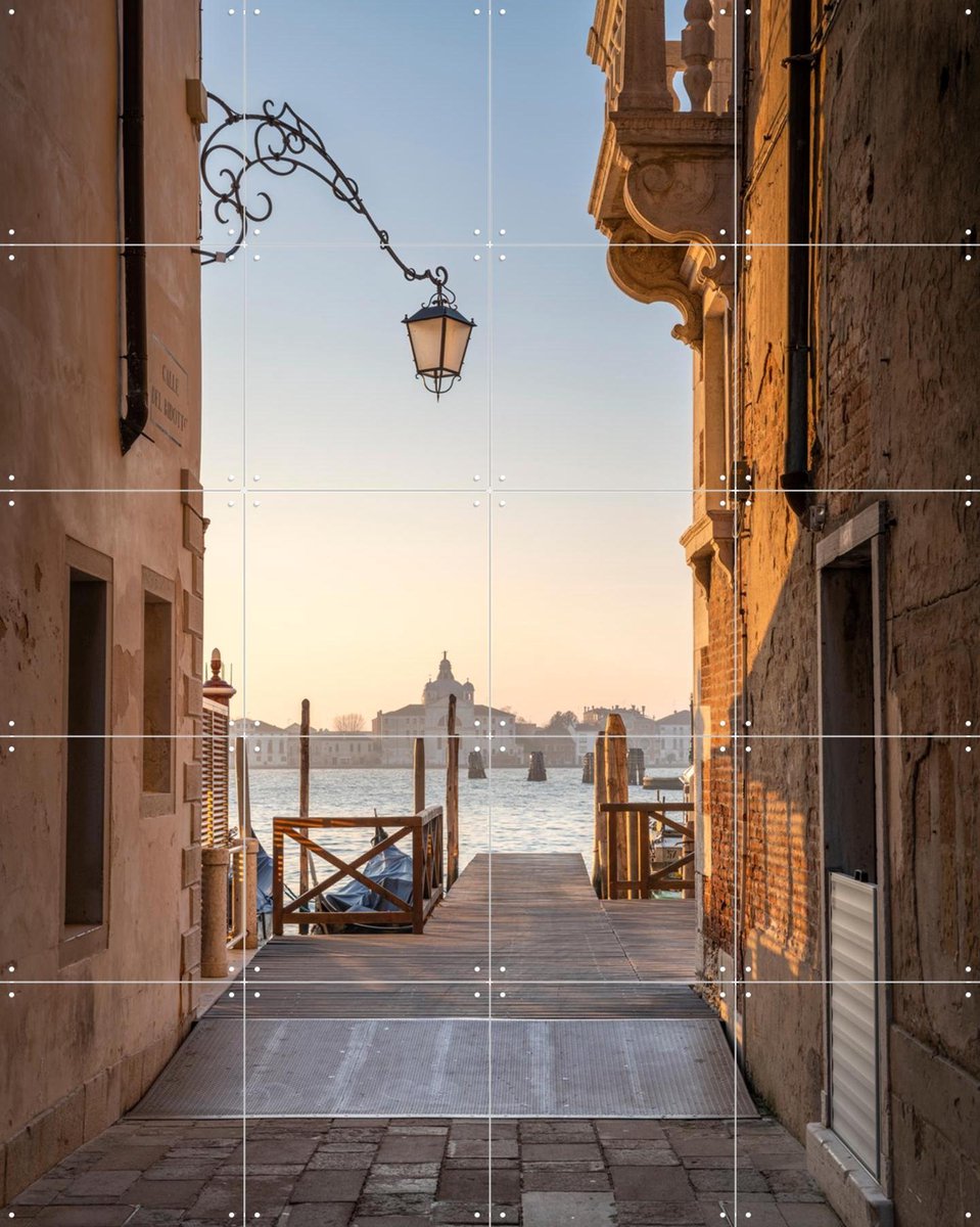 IXXI Small alley in Venice, Italy, Jan Becke - 80 x 100 cm - Gratis ophangtool - Grote wanddecoratie en posters - Realisme, Fotografie, Woonkamer