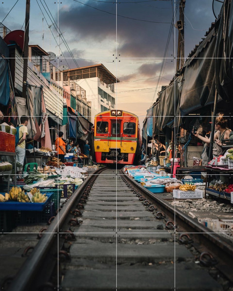 IXXI Railway Market, Tristan Zhou - 80 x 100 cm - Gratis ophangtool - Grote wanddecoratie en posters - Realisme, Kleurrijk, Fotografie, Mancave, Gang