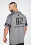 Man met rug naar voren, draagt grijze baseball jersey met nummer '82' en '#TEAM GORILLAWEAR'.