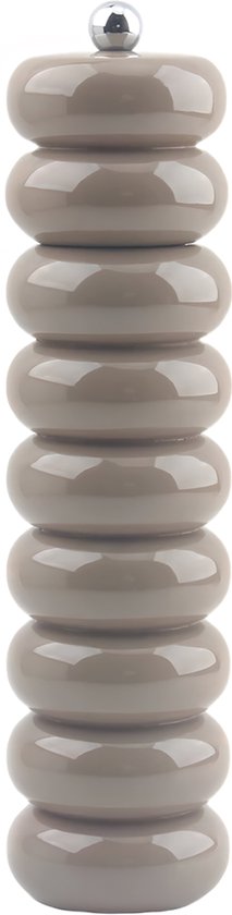 Een beige peper- of zoutmolen met glimmend zilveren dopje, op een witte achtergrond.