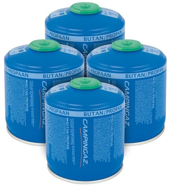 Vier blauwe Campingaz gascartouchetanks met groene doppen, dicht bij elkaar geplaatst.