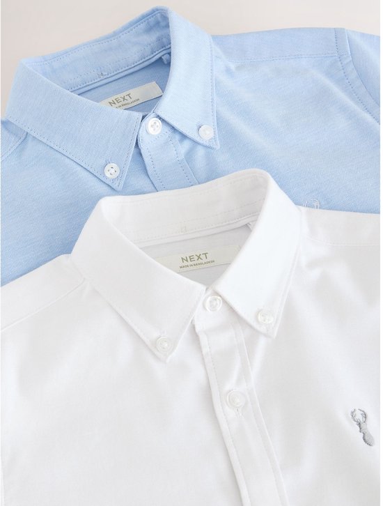 Blauw en wit Oxford overhemd met korte mouwen, close-up van kragen.