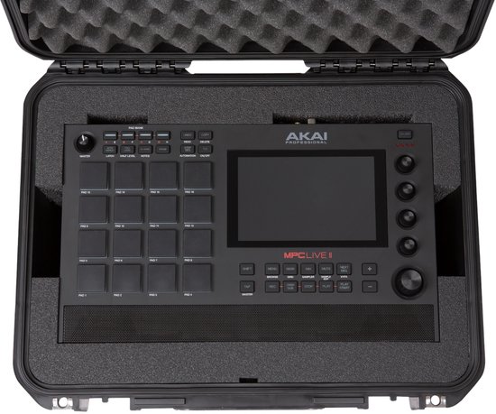 Zwarte koffer met een Akai MPC Live 2 ingebouwd in de schuimvoering.