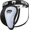 Zwarte kruisbeschermer met witte, anatomische cup en Venum-logo op de brede, elastische band.