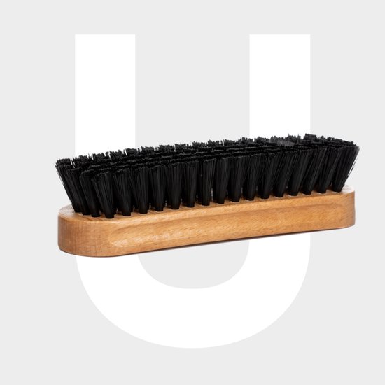 Brosse avec un manche en bois clair et des poils noirs denses.