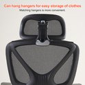 Close-up van de hoofdsteun en bovenrug van een zwarte bureaustoel. Tekst: 'Can hang hangers for easy storage of clothes'.