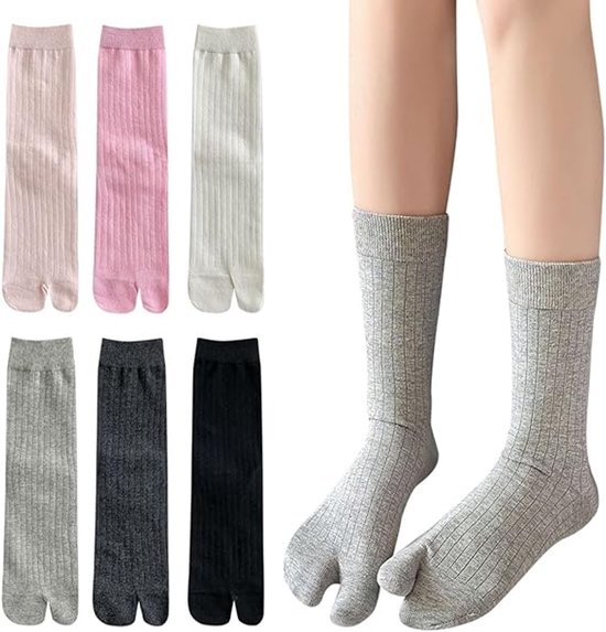 Set van zeven paar tabi sokken in verschillende kleuren: lichtroze, felroze, wit, grijs, donkergrijs en zwart. Geribbelde stof.