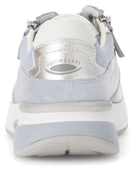 Lichtblauwe Gabor sneaker met zilveren accenten en ritssluiting, van achteren gezien.