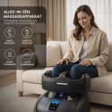 Een vrouw zit op een bank met het El Suvon voetmassageapparaat in gebruik. Iconen tonen massagefuncties.