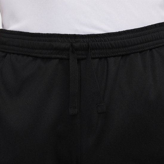 Detail van de tailleband van een zwarte Nike trainingsbroek met trekkoord.