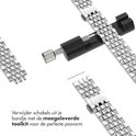 Een zilverkleurig stalen schakelbandje en een tool om schakels te verwijderen, met de tekst 'Verwijder schakels uit je bandje met de meegeleverde toolkit voor de perfecte pasvorm'.