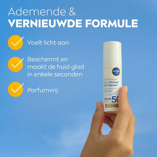 Hand houdt NIVEA SUN 2-in-1 Primer UV Specialist vast. Ademende, parfumvrije formule.