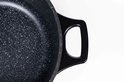 Close-up van de zwarte pan met een handvat, met het Royalty Line logo.