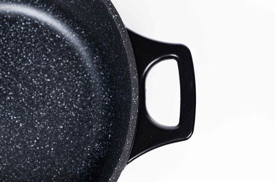 Close-up van de zwarte pan met een handvat, met het Royalty Line logo.