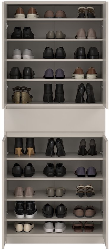 Taupe schoenenkast, volledig gevuld met schoenen op de planken van de open boven- en onderdeuren.