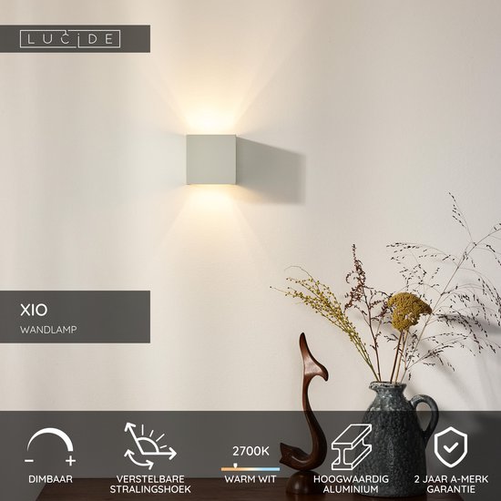 Witte wandlamp van aluminium, geeft warm wit licht met verstelbare stralingshoek, geschikt voor een G9 lamp.