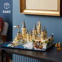 Modèle LEGO du château de Poudlard de 2660 pièces, sur un socle avec un bateau.
