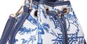 Close-up van sluiting en hengsel van een donkerblauwe emmer tas met wit canvas en blauw Chinoiserie patroon.