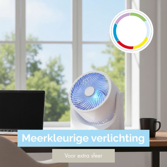 Witte tafelventilator met blauwe verlichting op een bureau. Laptop en mok ernaast. Kleurencirkel bovenaan.