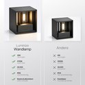 Zwarte kubusvormige wandlamp, met een glazen paneel waar warm licht uit komt.