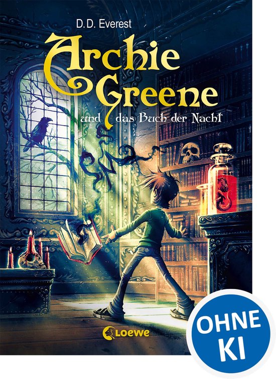 Boekomslag met een jongen met warrig haar, die met zijn hand een boek vastpakt. Er zijn donkere, magische krachten in de kamer.