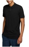 Man met zwarte polo en blauwe broek, staand