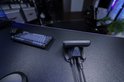 Zwarte Elgato XLR Dock MK.2 met aangesloten kabels op een bureau naast een toetsenbord en muis.