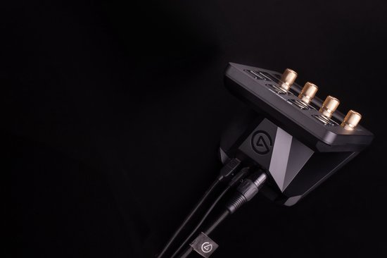 Zwarte Elgato XLR Dock MK.2 met gouden knoppen en aangesloten kabels, op een zwarte achtergrond.