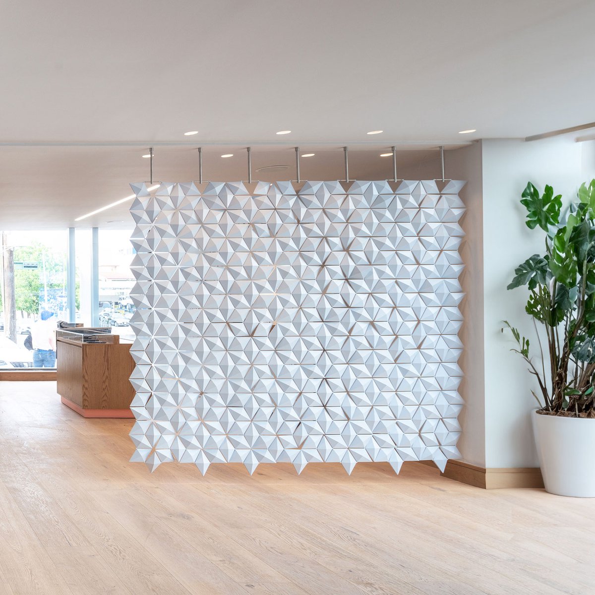 Lichtdoorlatende scheidingswand – Facet 238 × 207 cm in lichtblauw