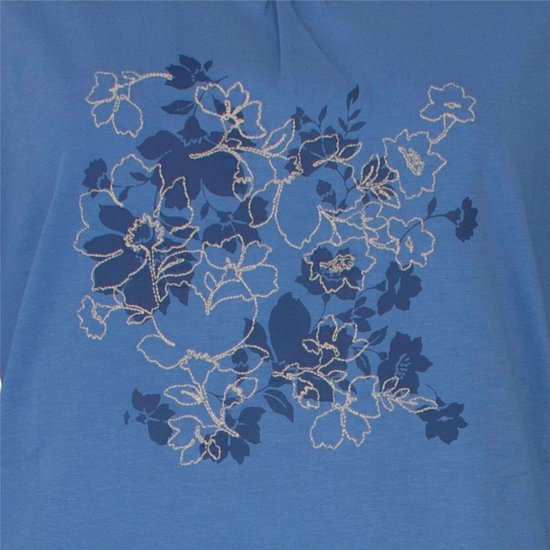 Gedetailleerd bloemenpatroon in verschillende tinten blauw, deels met contouren, op een blauwe achtergrond.