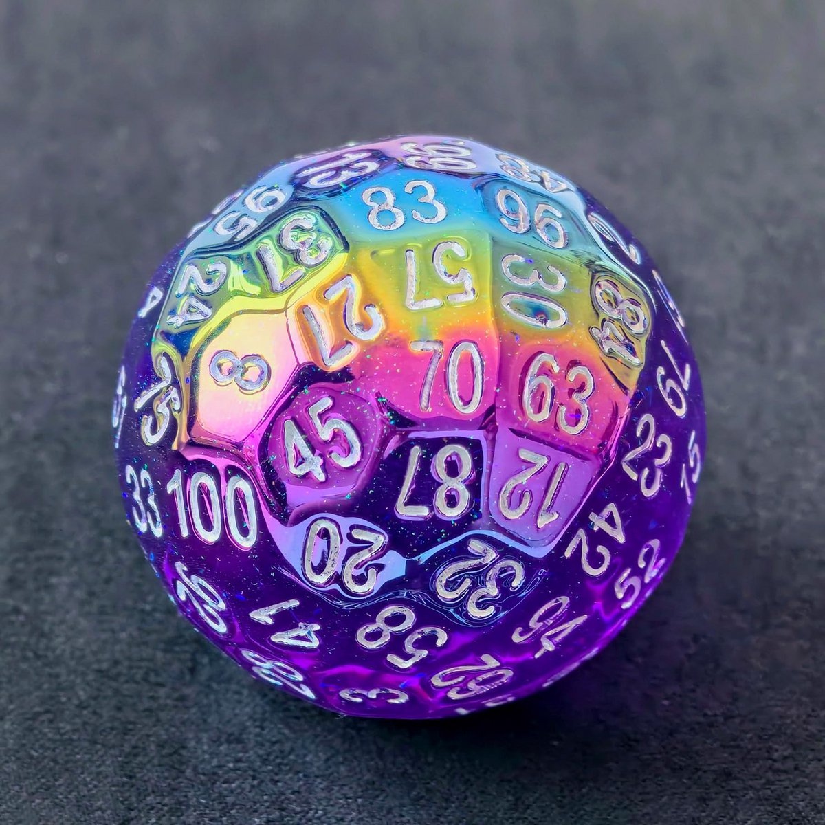 Grote D100 Dobbelsteen 100 Zijden 45mm Iridescerend Violet - Rollenspel & Kansspelen