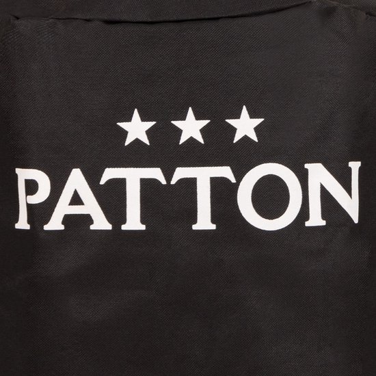 Close-up van het witte 'PATTON' logo met drie sterren op een zwarte barbecuehoes.