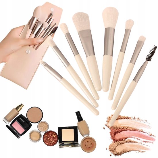 Een set van 8 beige make-upkwasten met zilveren details, samen met diverse cosmetica en kleurstalen.