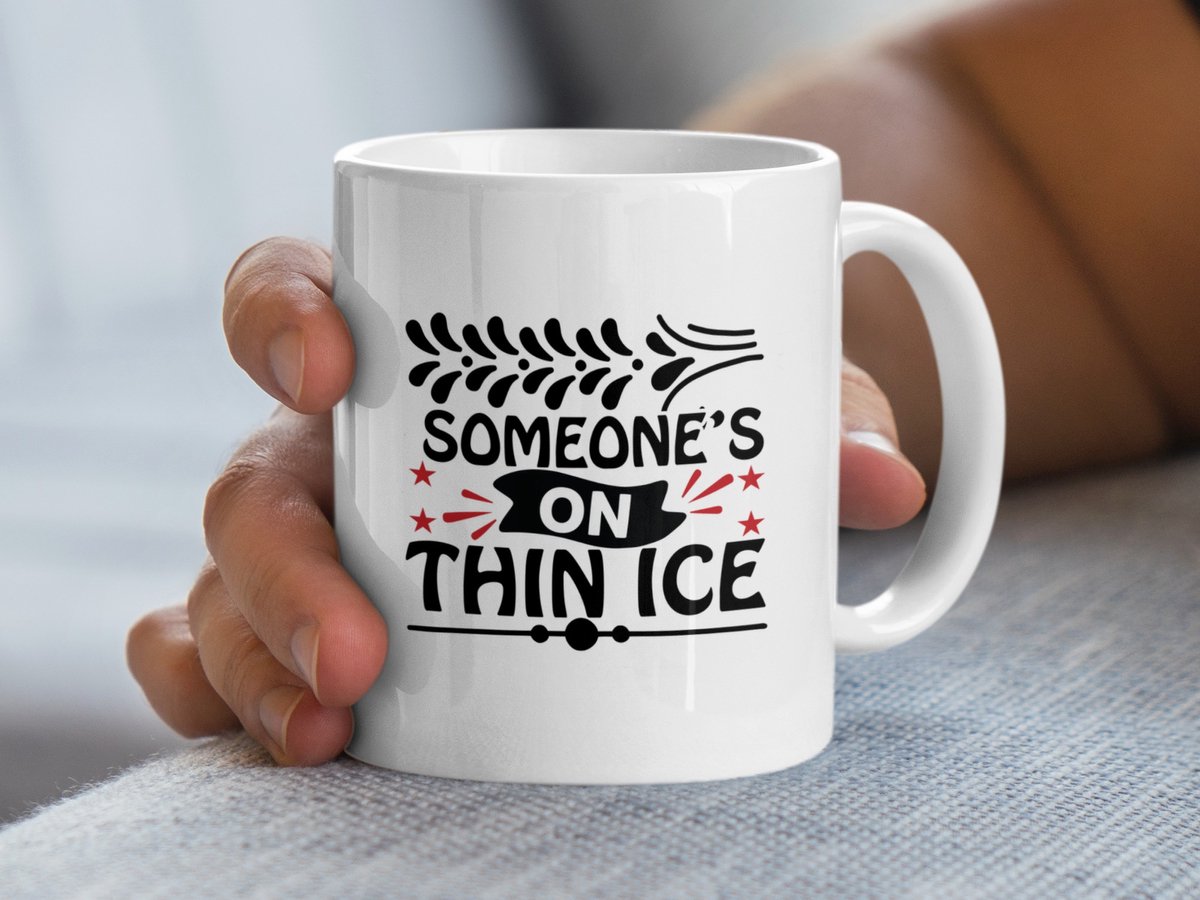 Iemand staat op dun ijs Mok, Grappige Mok, Spreuken Mok, Geschenkidee, Koffiemok, Keramische Mok