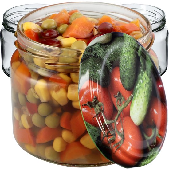Bocal en verre rempli de légumes mélangés, avec un couvercle illustrant des tomates et des concombres.